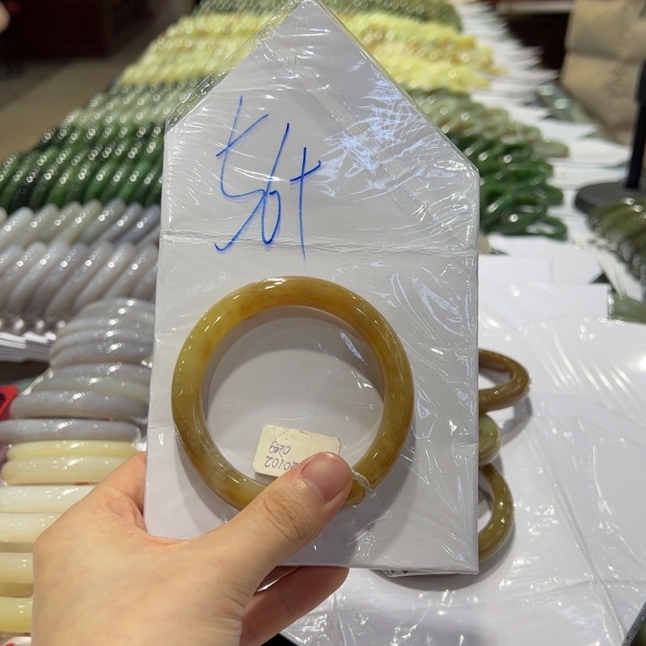 洛****和田玉未镶嵌手镯