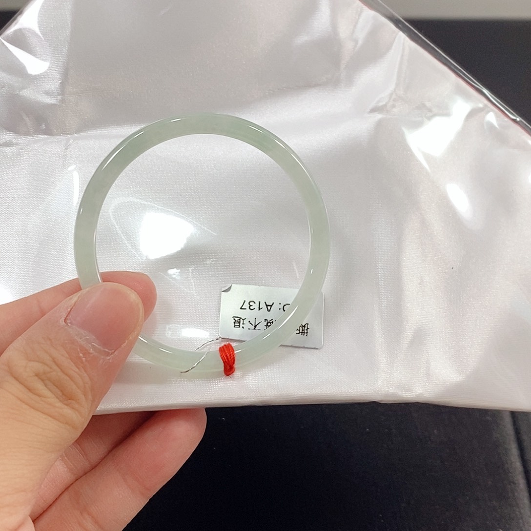 芳***依未镶嵌手镯翡翠手镯