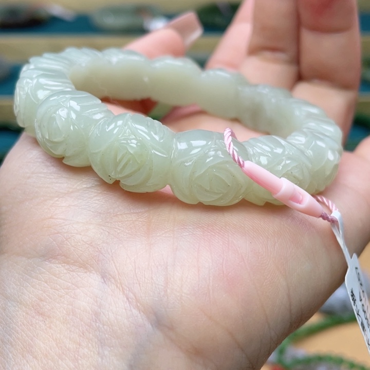 和田玉手镯56圈口。编号14未镶嵌