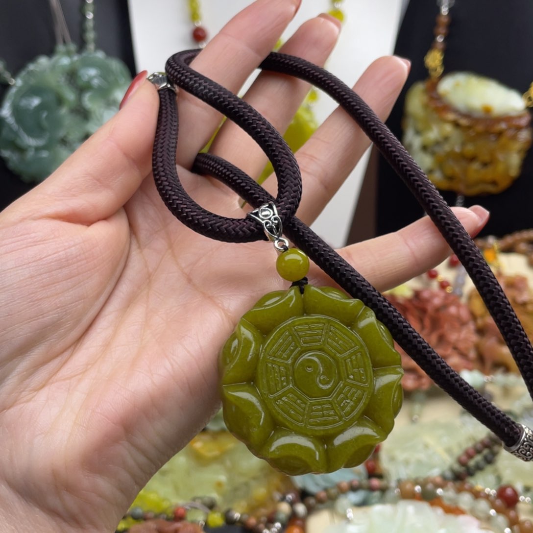 未镶嵌蛇纹石玉颈饰