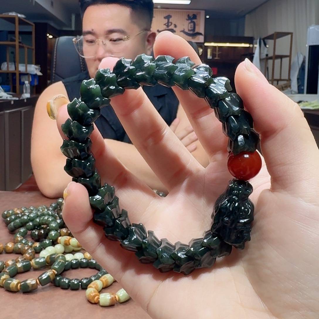 王***。手串未镶嵌透闪石质玉