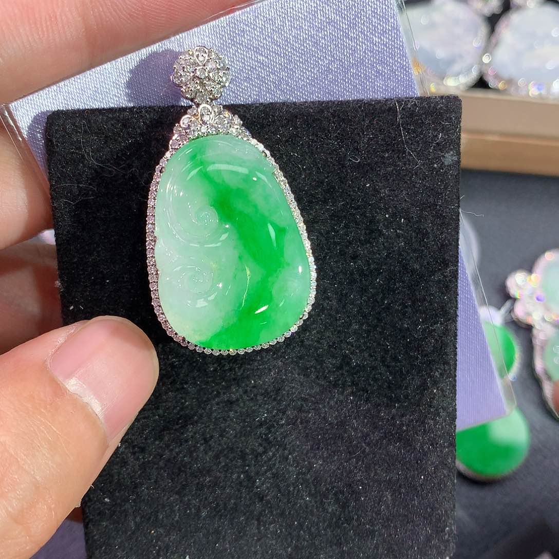 翡翠吊坠(赠链)18K金镶嵌