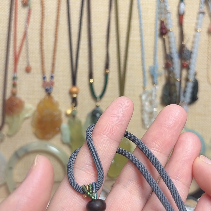 会***鱼蛇纹石玉未镶嵌颈饰