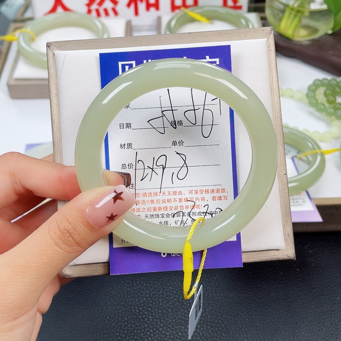 和田玉手镯未镶嵌