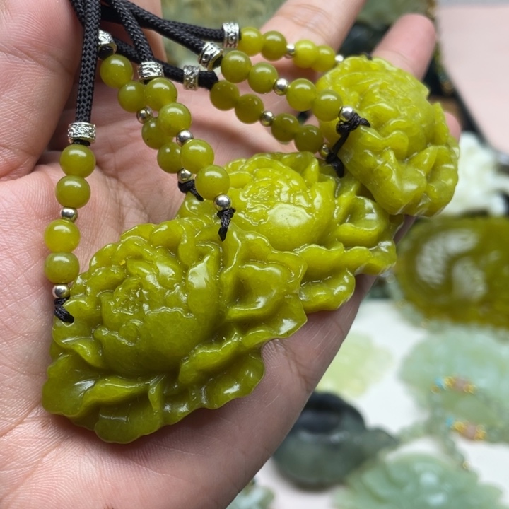 蛇纹石玉未镶嵌颈饰