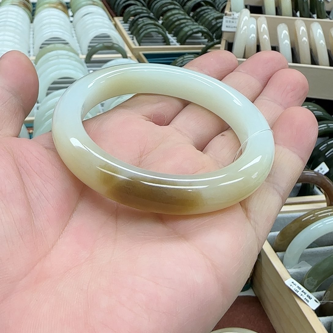 和田玉手镯未镶嵌?*旎