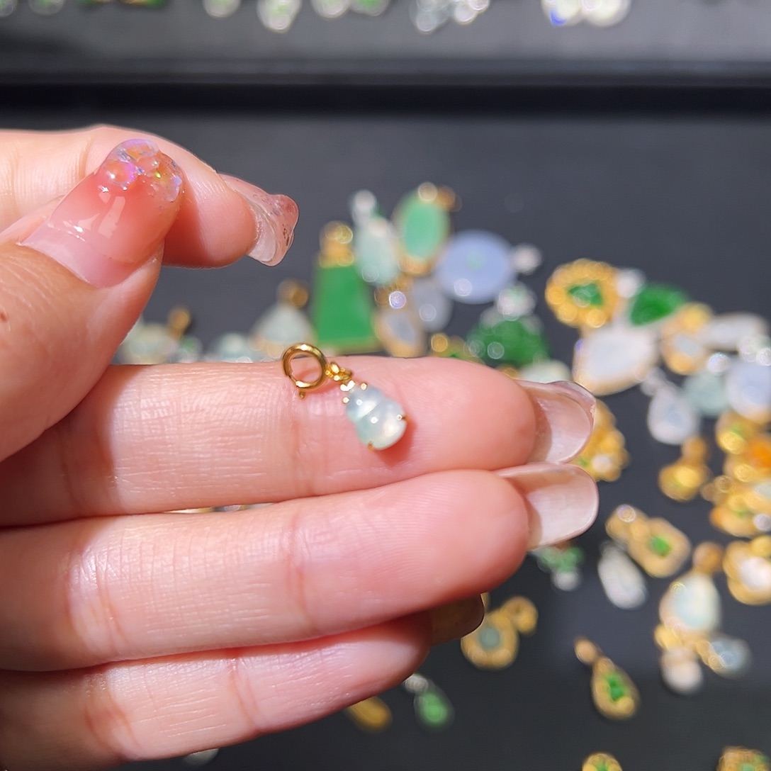 翡翠颈饰18K金镶嵌吊坠