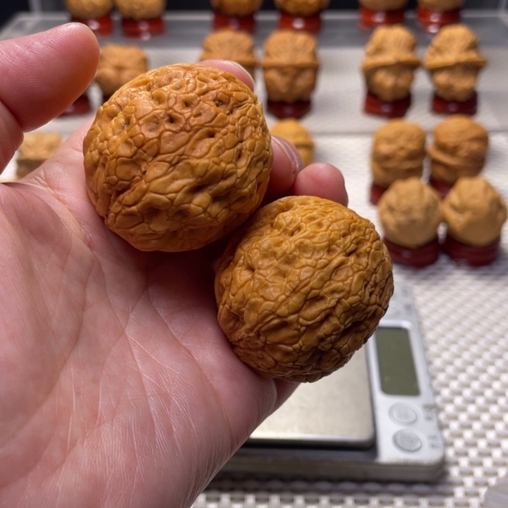 文玩核桃把件24金丝绣球