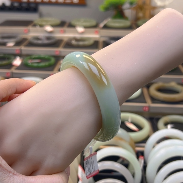 和田玉手镯未镶嵌缺****?3