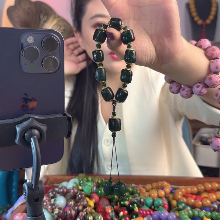 玻璃颈饰老琉璃的故事是一个人的故事吗