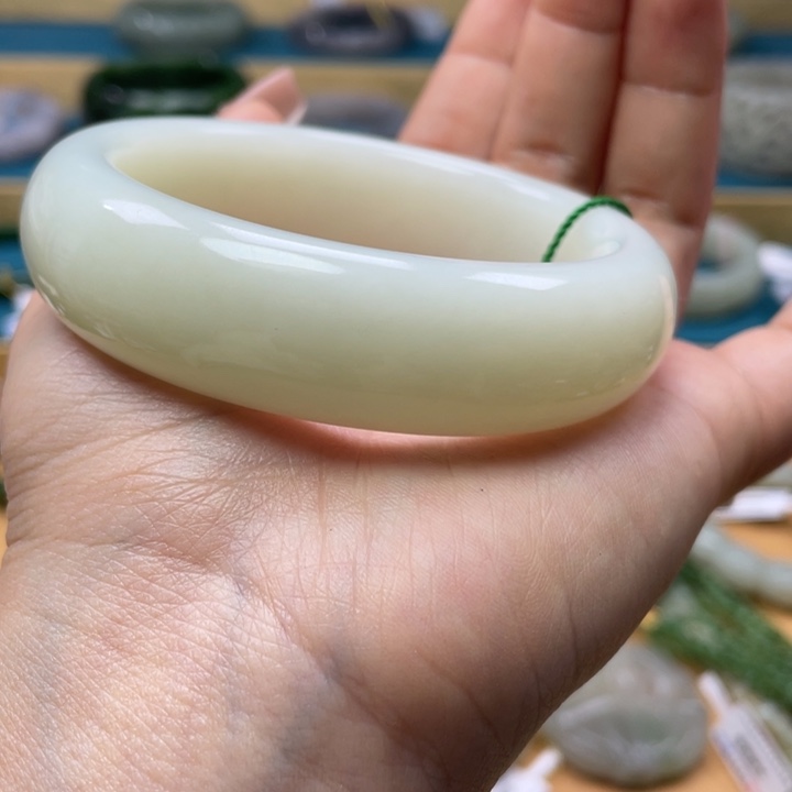 和田玉手镯60圈口。编号74未镶嵌卯*