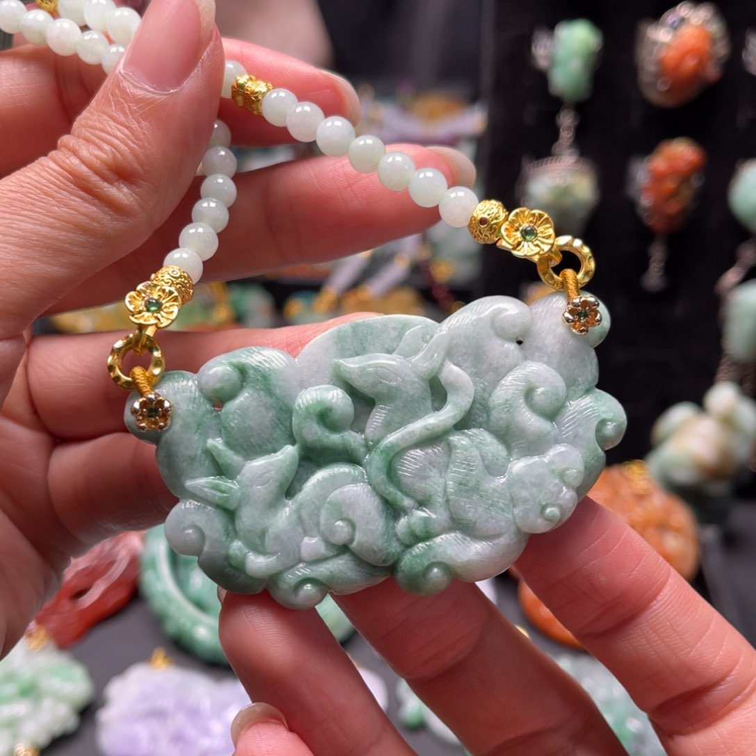 翡翠颈饰未镶嵌vvgggggghhhhbbbb