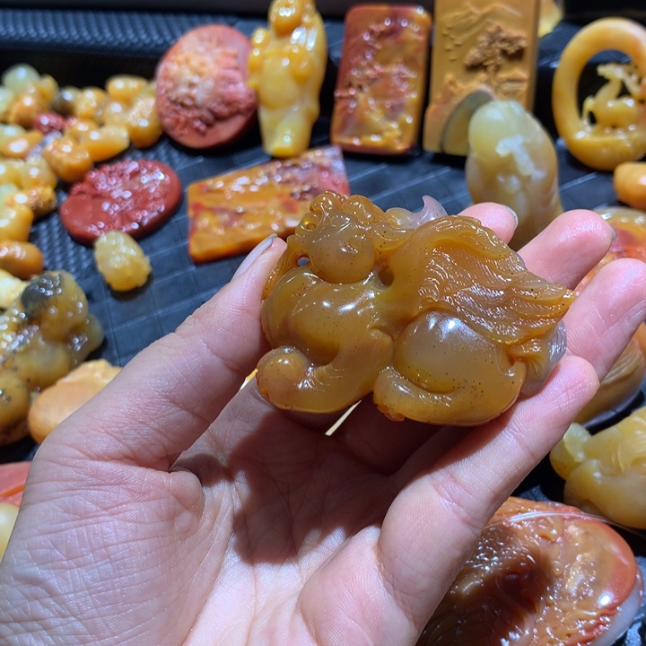 未镶嵌石英质玉（黄龙玉）颈饰