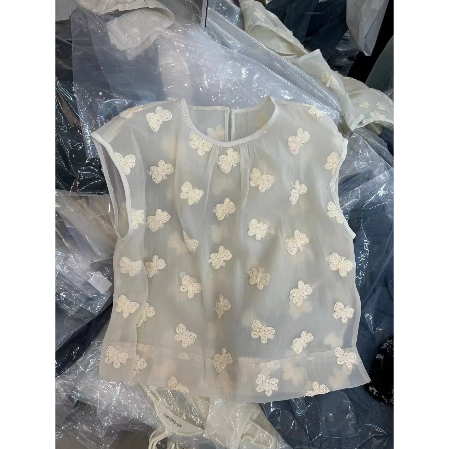 1773米色圆领小衫