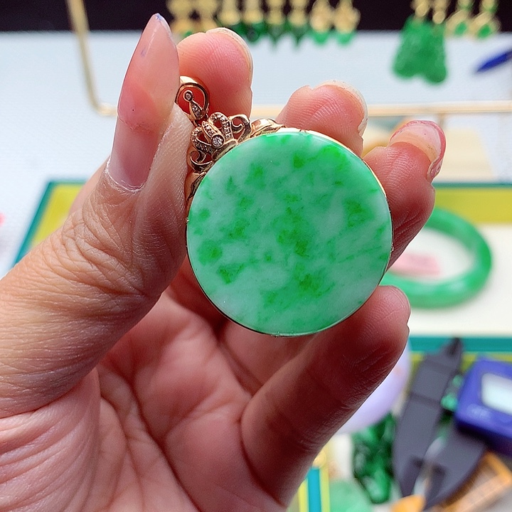 翡翠颈饰18K金镶嵌翡翠