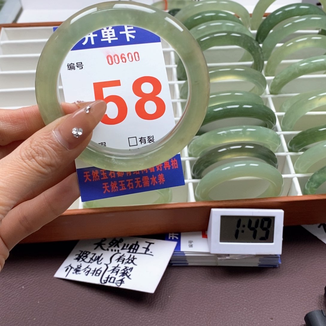 蛇纹石玉手镯未镶嵌