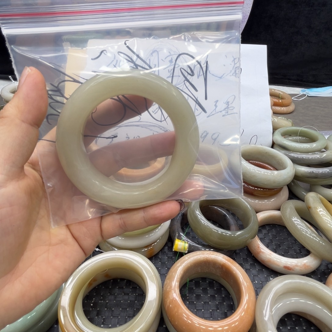 石英质玉未镶嵌手镯