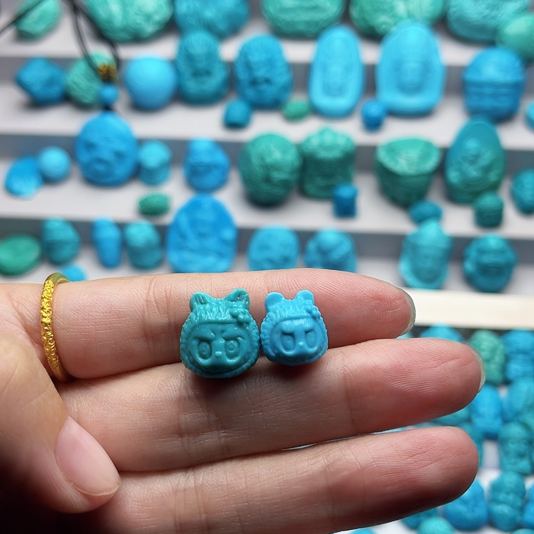 白***酒绿松石未镶嵌天然原矿雕刻绿松石