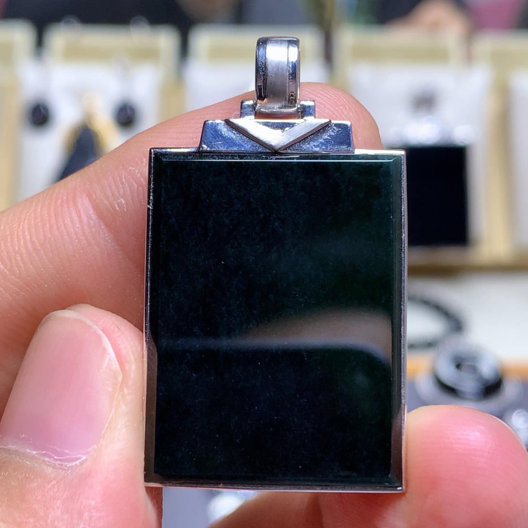 颈饰18K金镶嵌翡翠墨翠无事牌