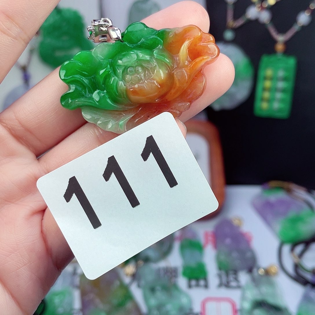 翡翠未镶嵌吊坠(赠链)