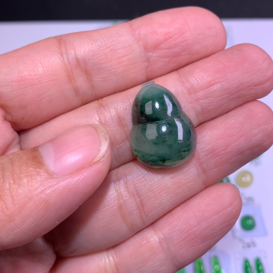 翡翠未镶嵌颈饰飘花葫芦