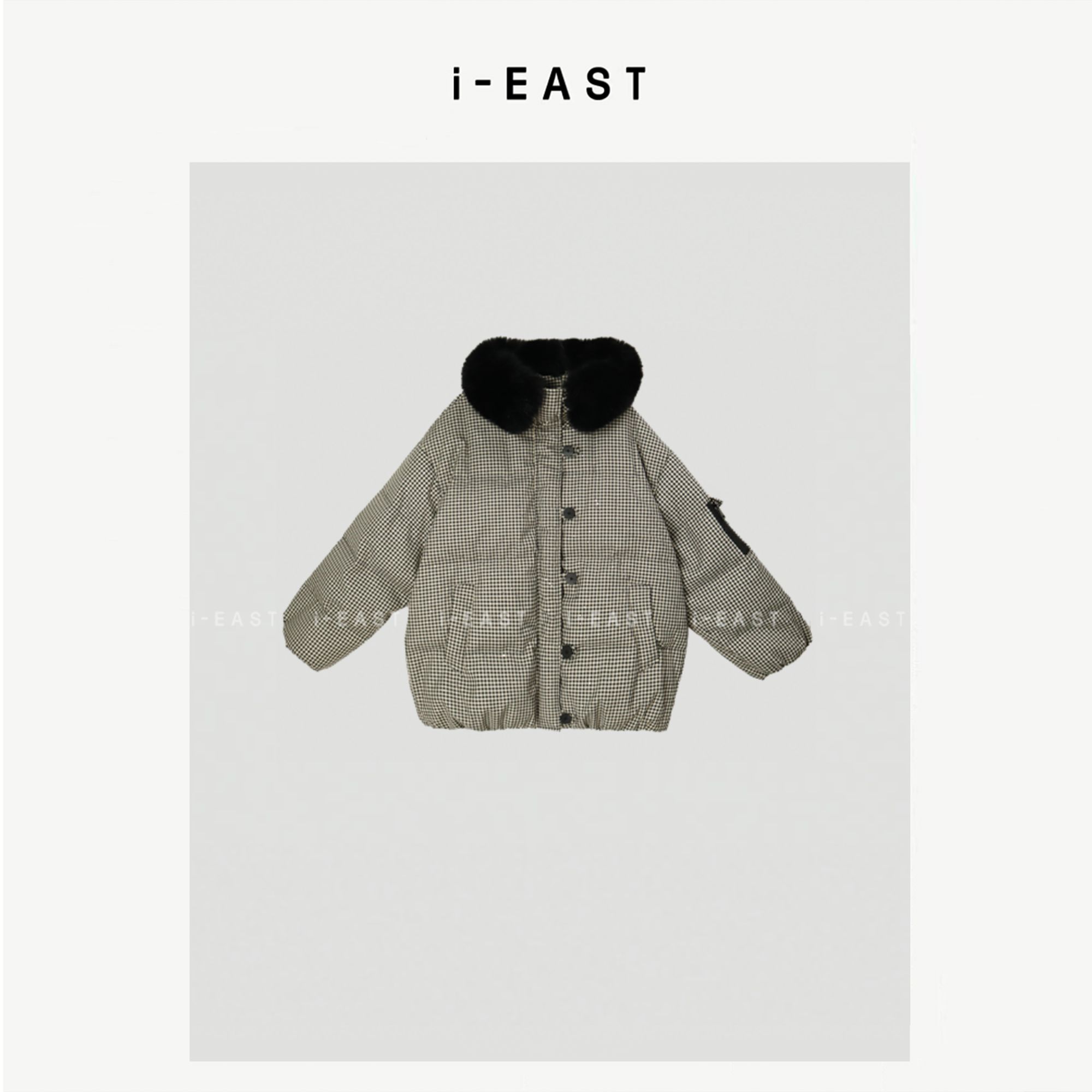 i-EAST 黑白电影~撞色小格子毛茸茸连帽羽绒服外套-4D 24CA19211