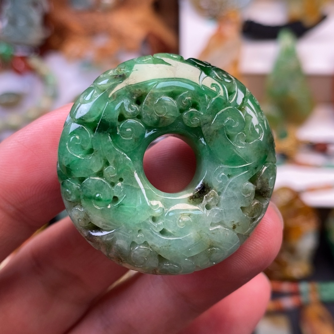 翡翠未镶嵌颈饰雕花扣