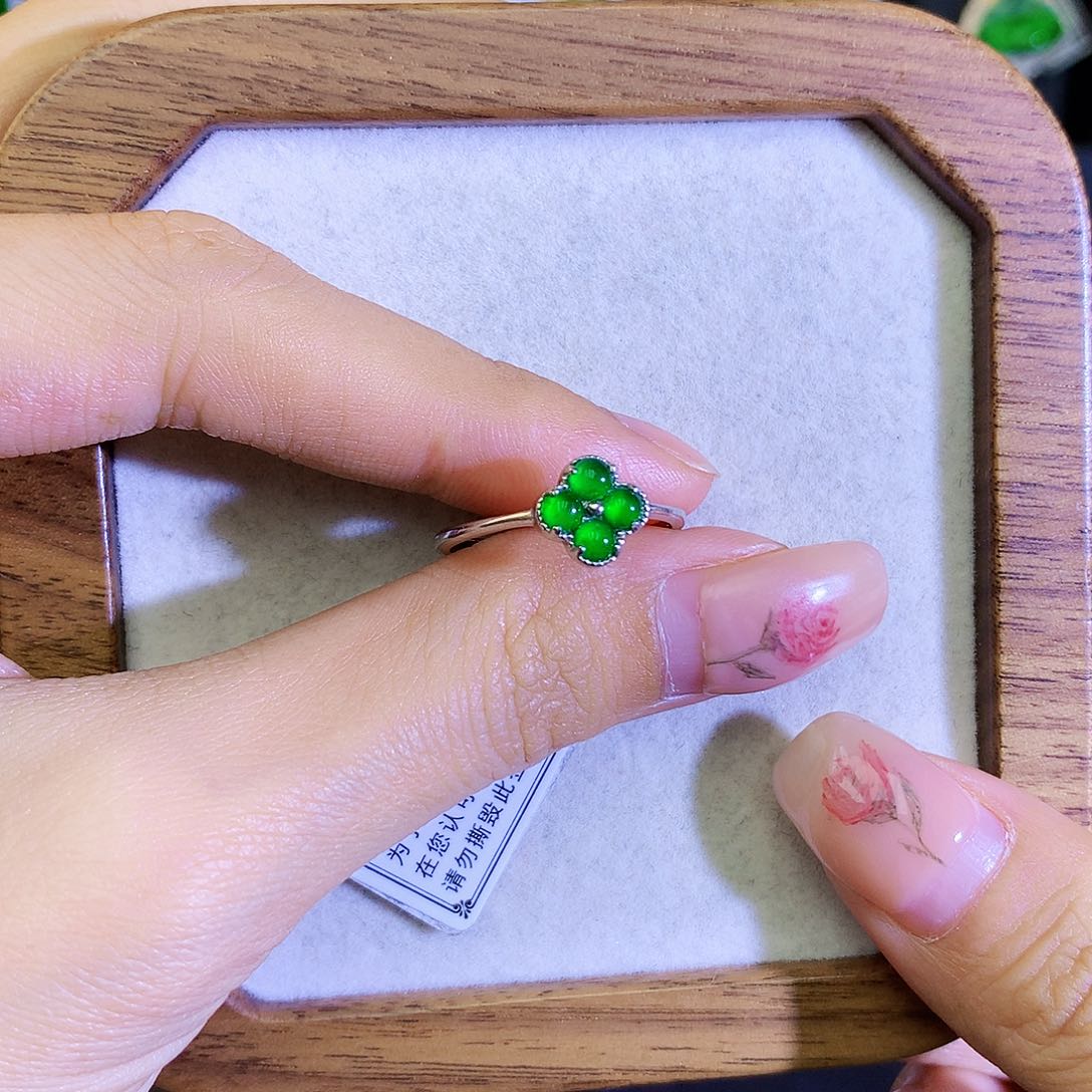 翡翠戒指银S925镶嵌张*英天然翡翠四叶草戒指