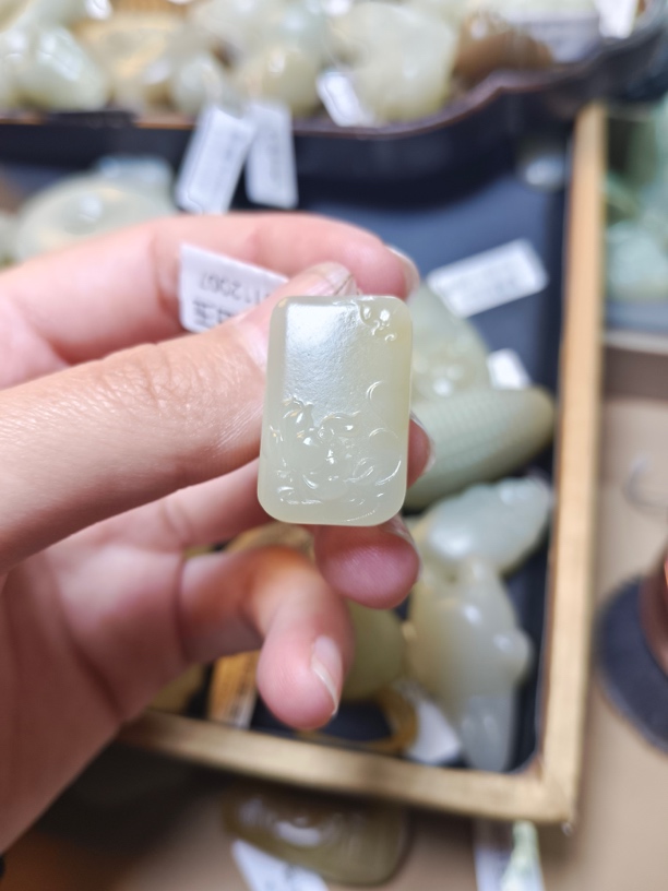 新疆和田玉且末料荷花挂件