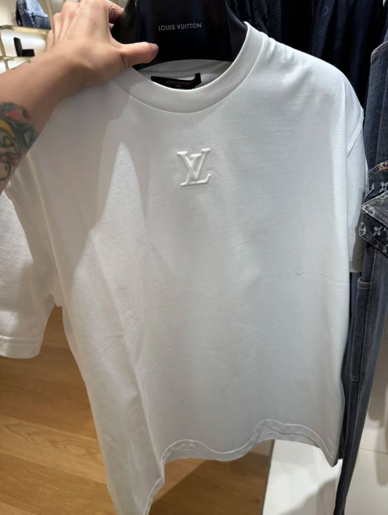 浮雕印花款字母logo