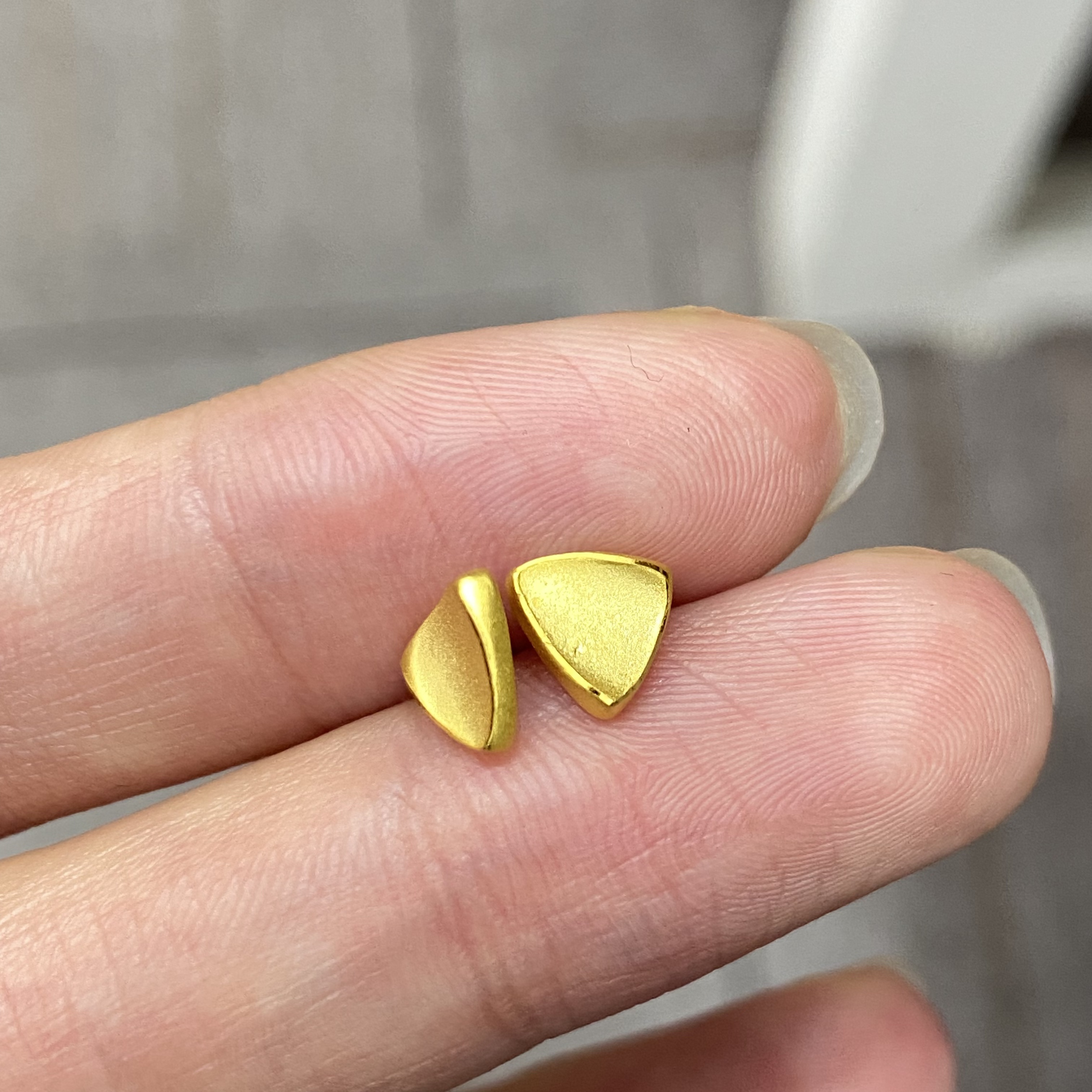 磨砂三角耳钉 弯钩 足金999 