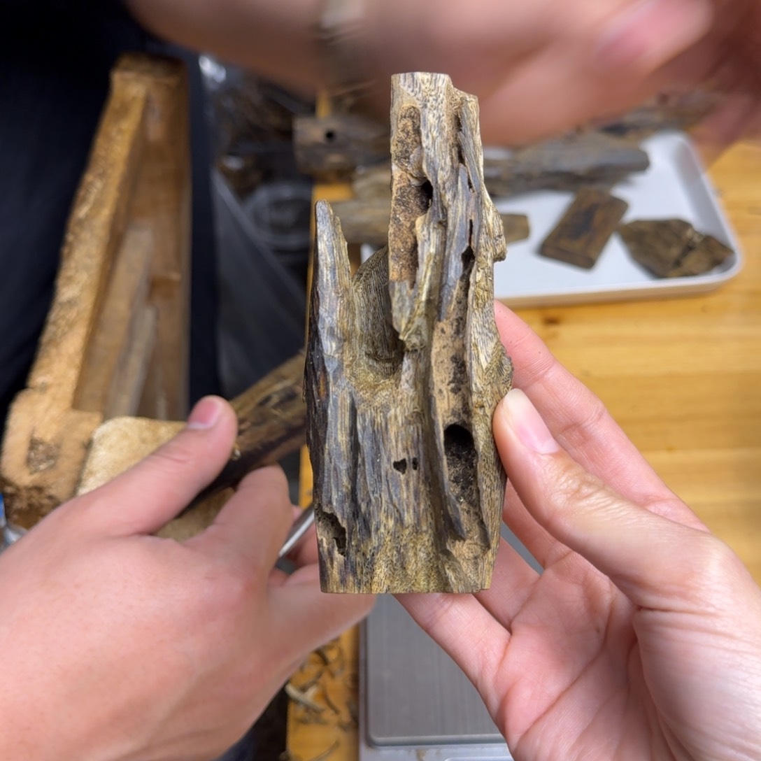 沉香沉香碎屑蓝宝石品种块料36克