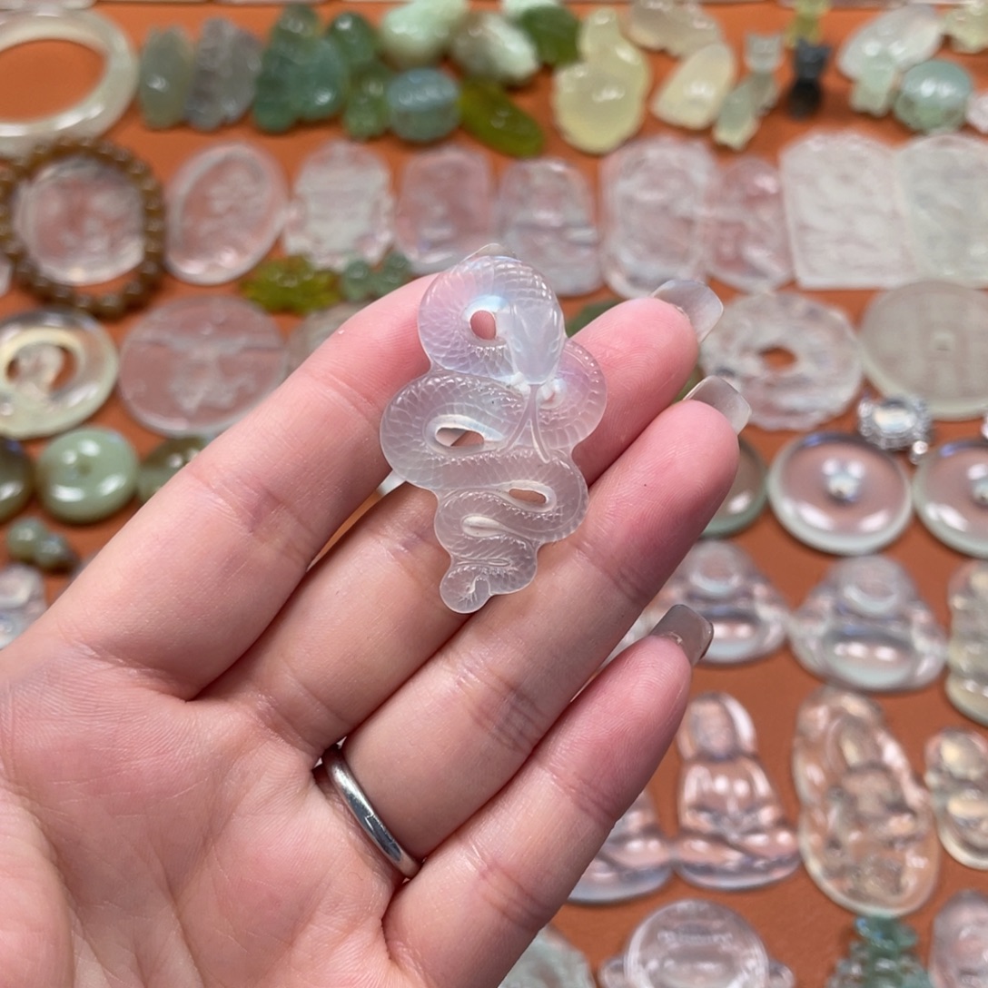 蛇纹石玉未镶嵌颈饰