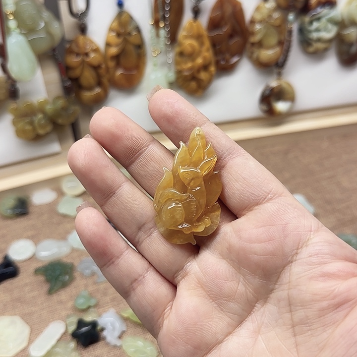 岫玉合金颈饰狐狸