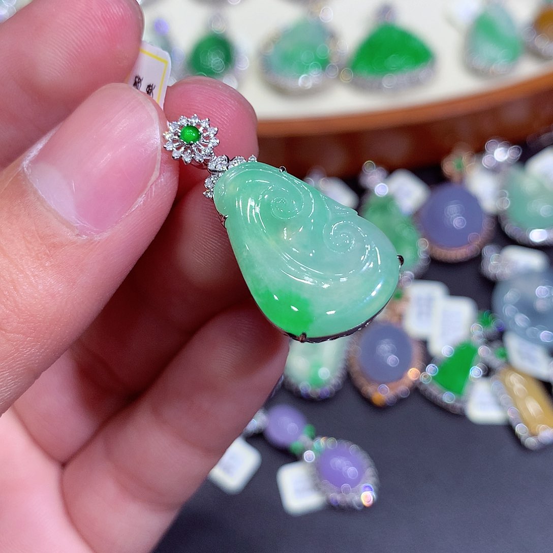 翡翠吊坠(不含链)18K金镶嵌