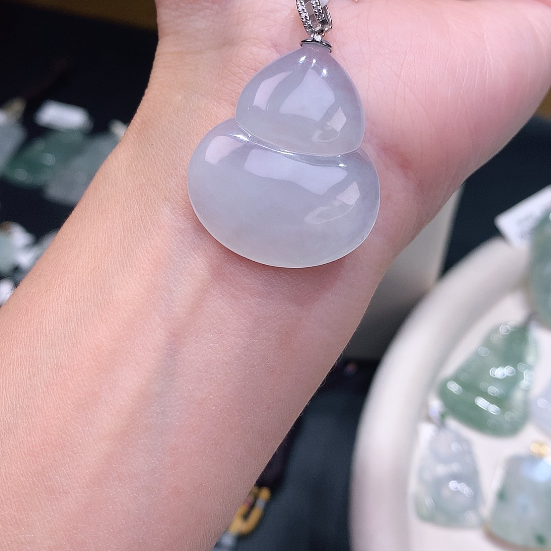 颈饰18K金镶嵌翡翠正冰葫芦