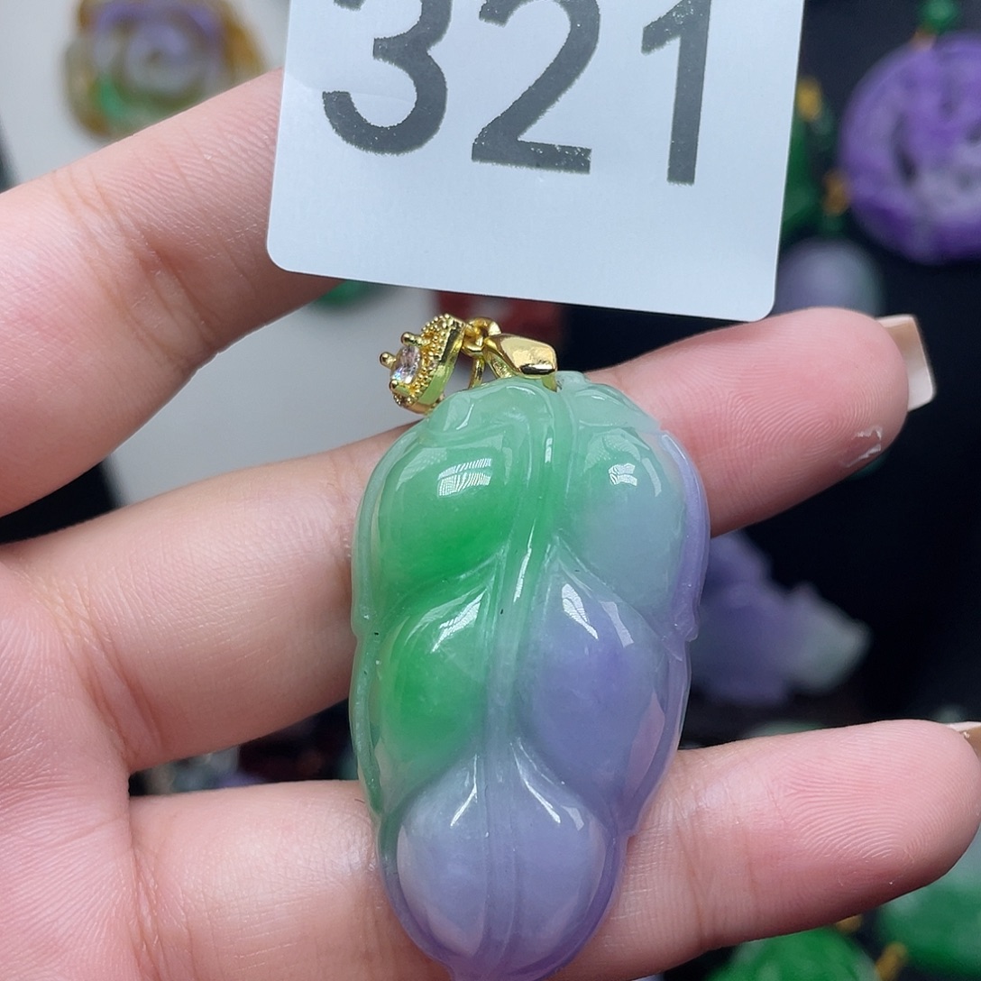 翡翠未镶嵌吊坠(赠链)