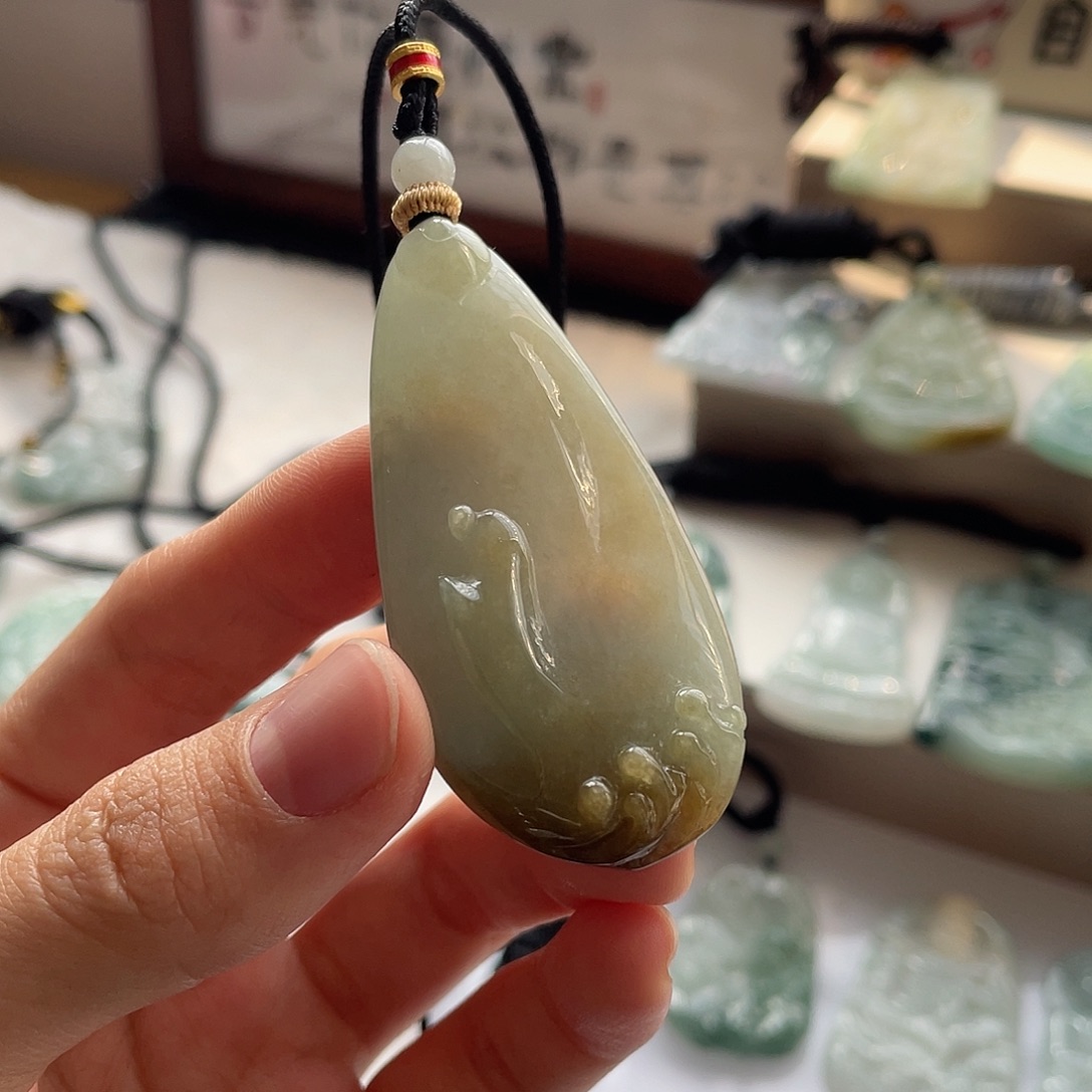 翡翠未镶嵌颈饰悟道