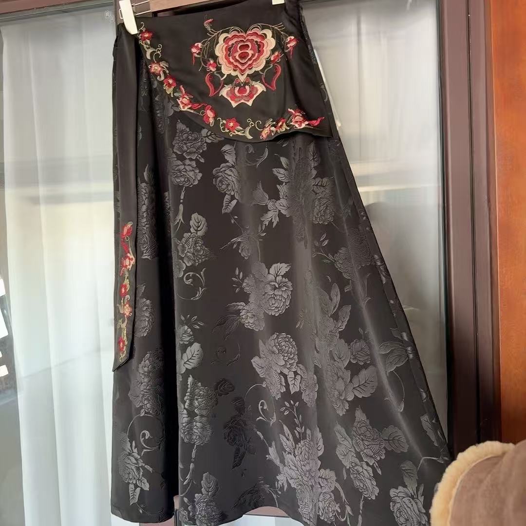 缎面刺绣民族风半身裙子唐汉布依新款Y