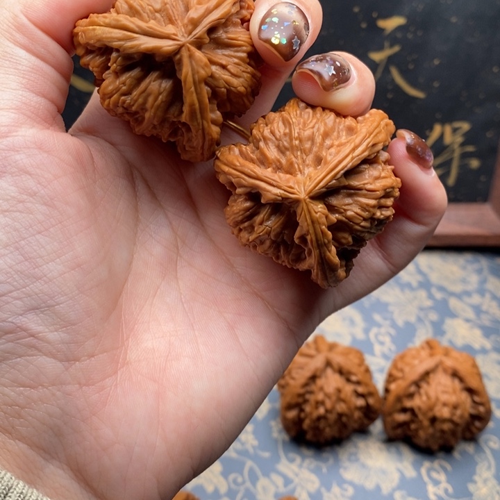 黄***松文玩核桃吊坠白狮