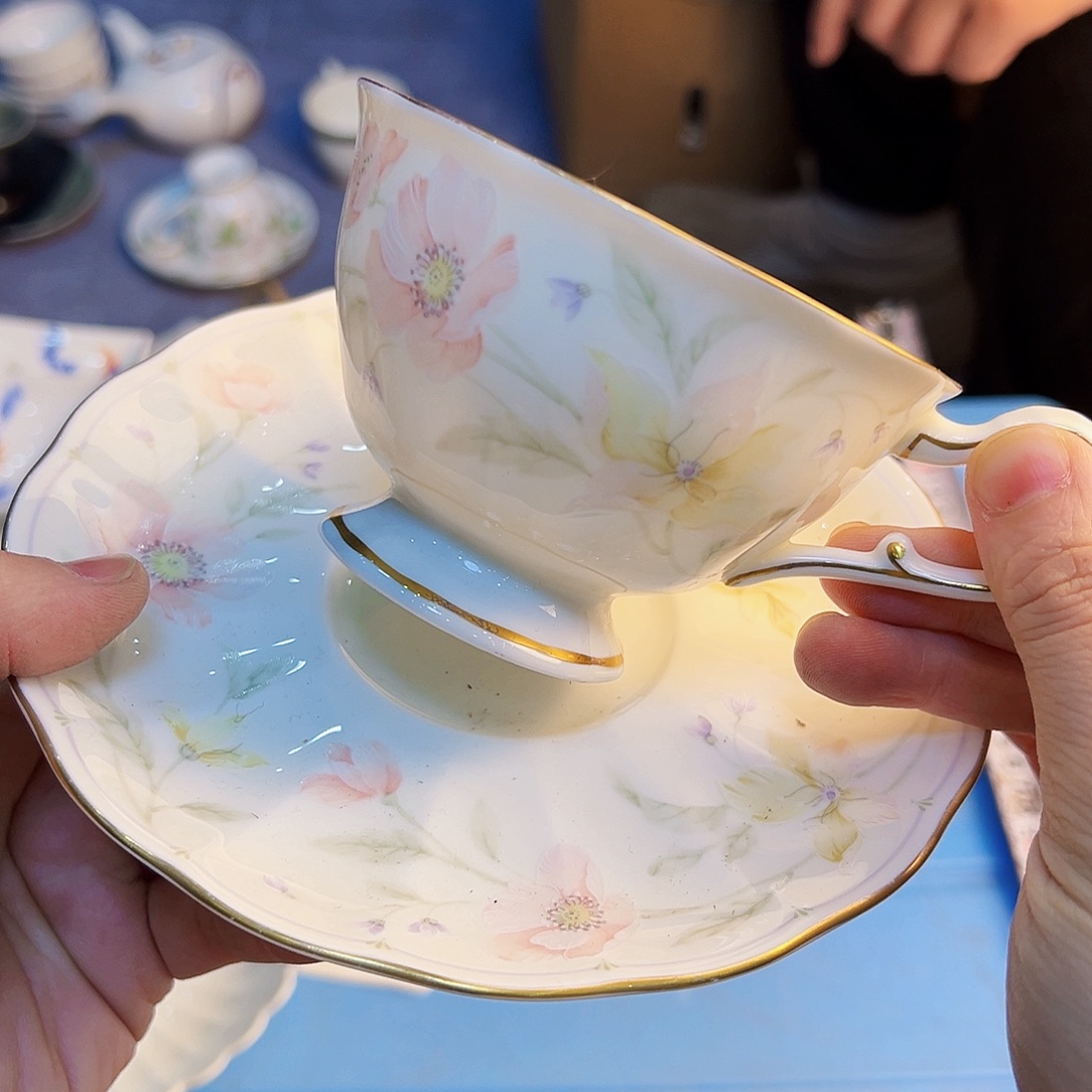 咖啡杯和茶杯是我们学校一