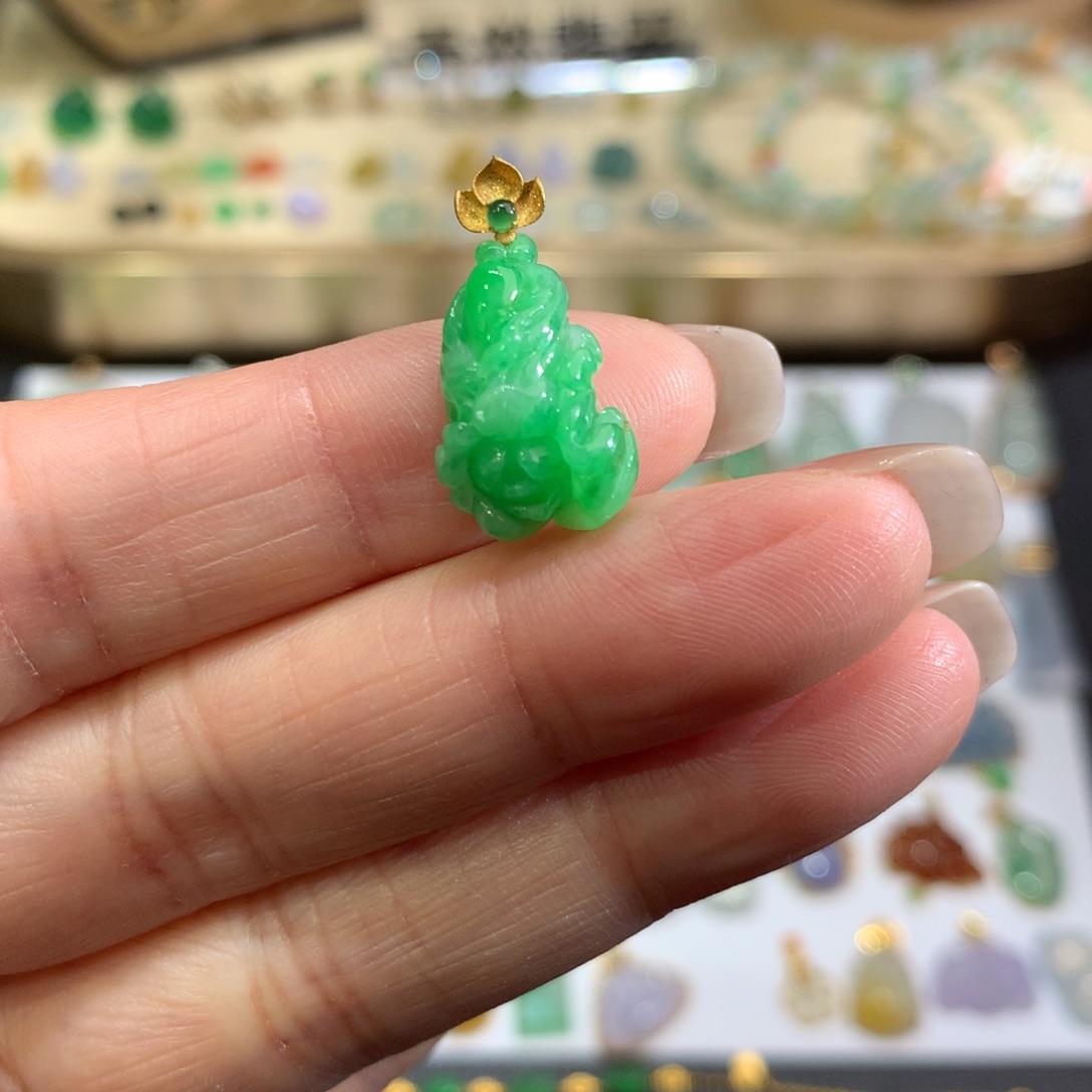 翡翠颈饰18K金镶嵌翡翠吊坠的未镶嵌