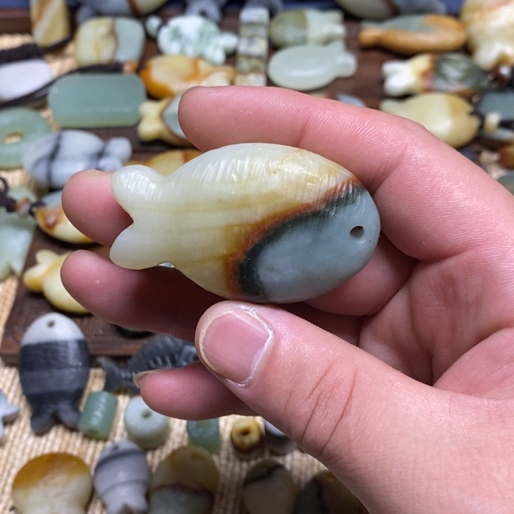 小***飘蛇纹石玉未镶嵌颈饰
