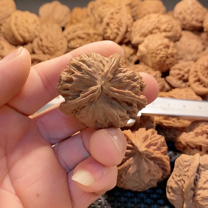 把件文玩核桃白师子三棱