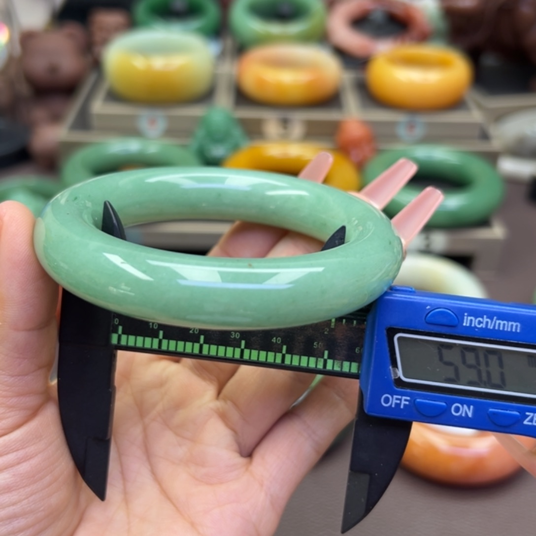 未镶嵌手镯石英岩玉