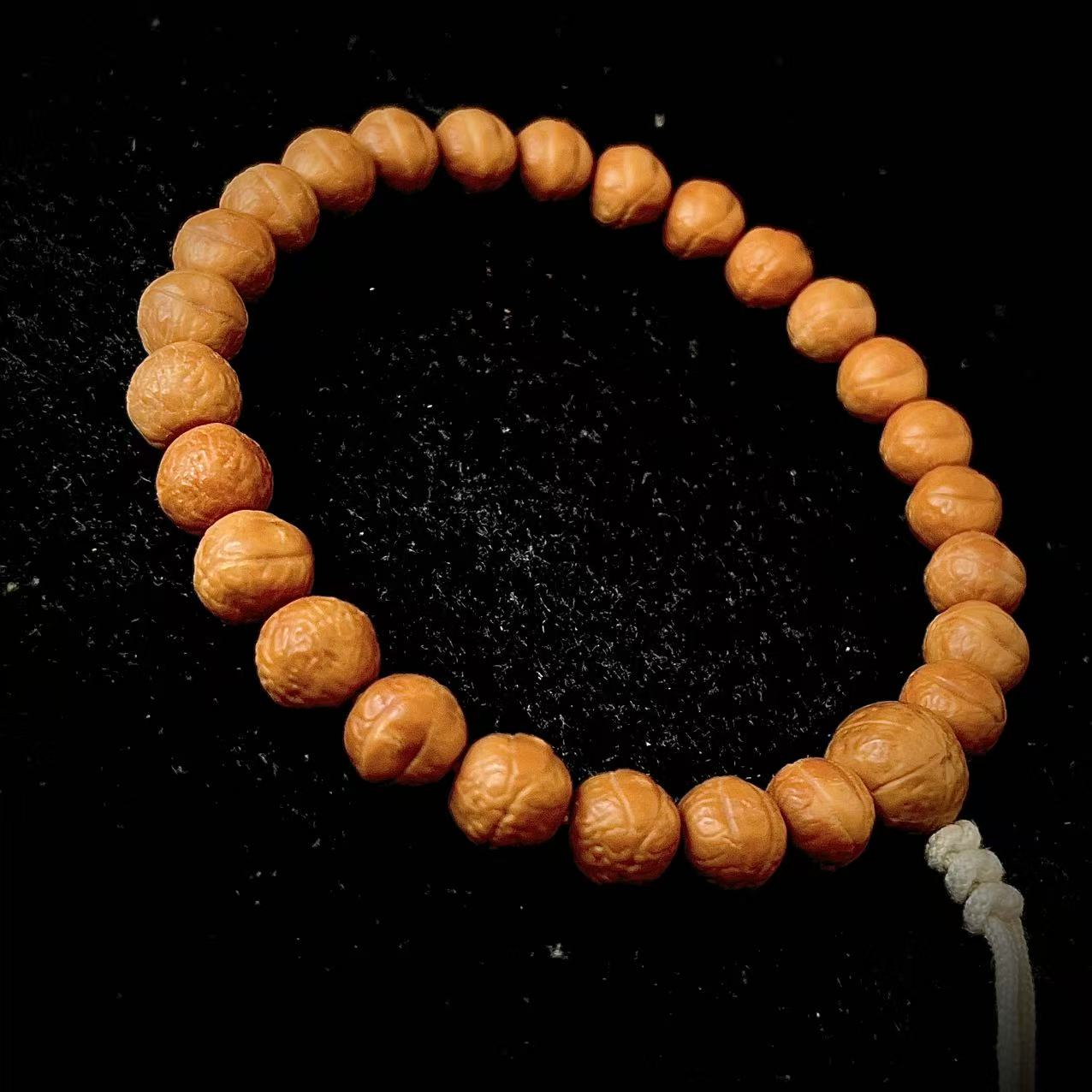 精工雕刻猴头桃核凤眼手持，带雕刻吞噬。全品无暇。尺寸9+