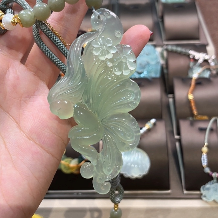 蛇纹石玉颈饰未镶嵌