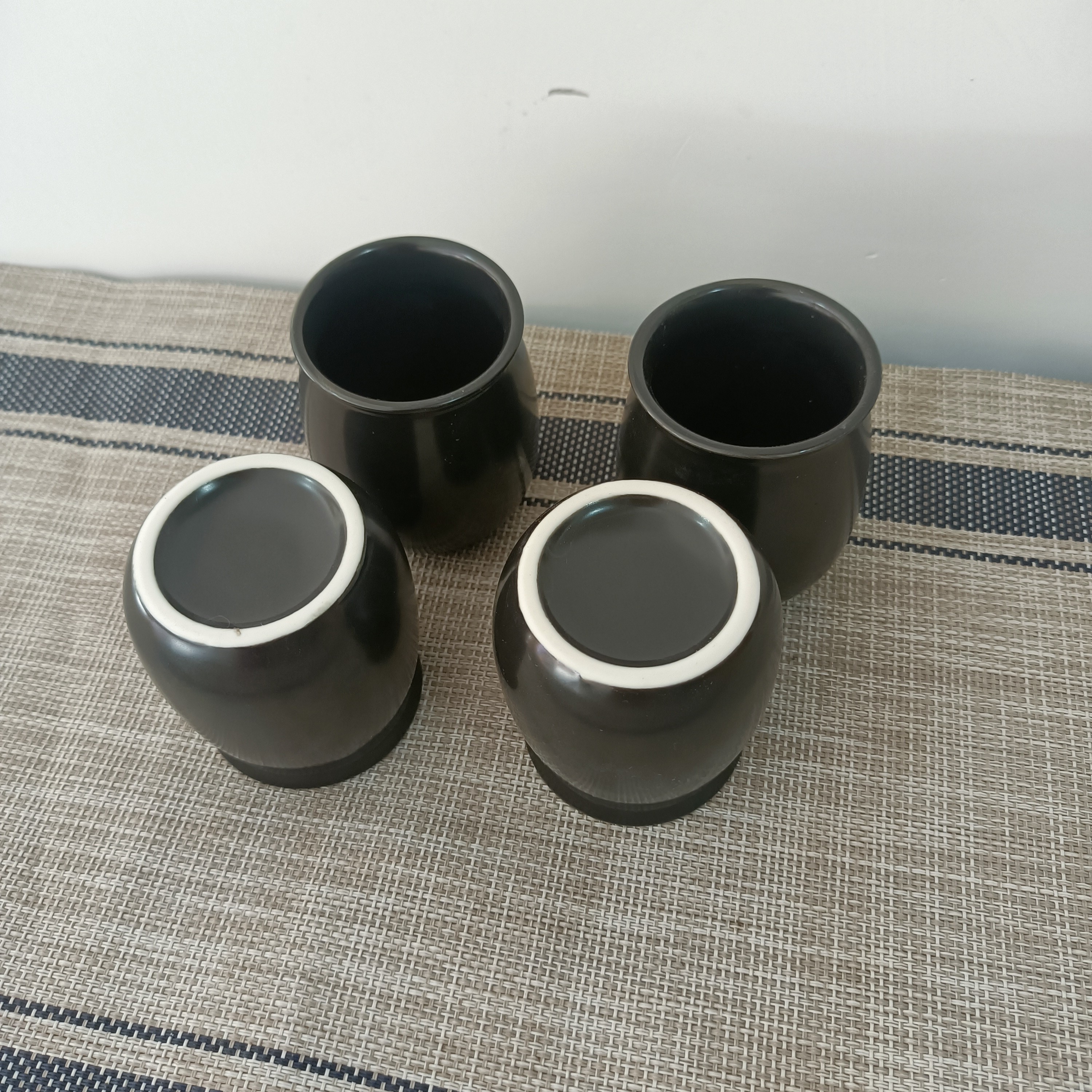 4个装微微瑕，高温陶瓷杯，直径6cm，高度7.5cm。容量约100cc茶杯