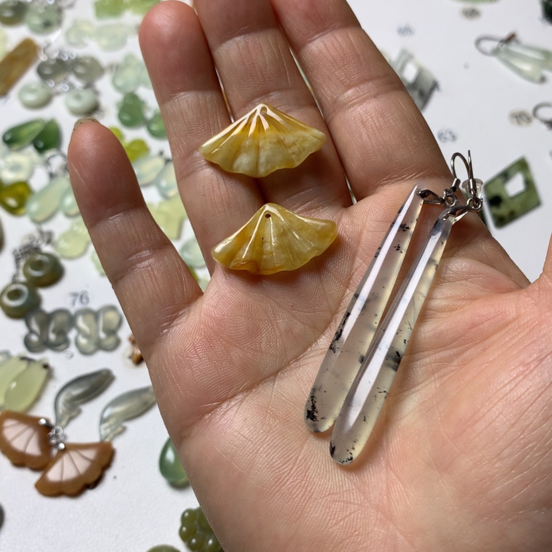 庭***兰蛇纹石玉未镶嵌耳坠