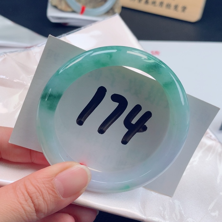 翡翠手镯未镶嵌冰